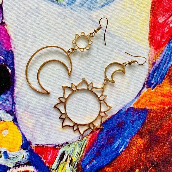 🎁 FREE ADD ON
Vintage Sun & Moon Statement Drop Gold Tone Earrings - Picture 3 of 5